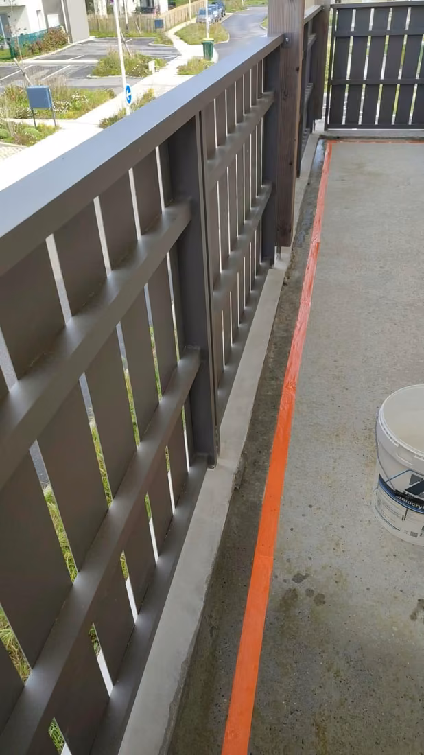 RÉALISATION DE RELEVÉS BÉTON ARMÉ EN RIVE DE BALCONS