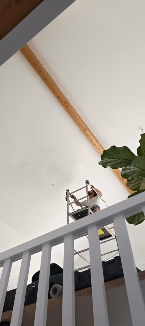 Intervention sur la poutre en hauteur depuis l'échafaudage roulant.